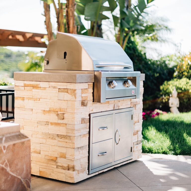Summerset Resort 30-Inch Built-In Grill, 2 Cast Stainless Burners, 50,000 BTU, 304 Stainless Steel Construction, Fixed Valve Controls, Piezo Ignition, 541.38 sq in Cooking Area, Ideal for Commercial & Multi-Family Use