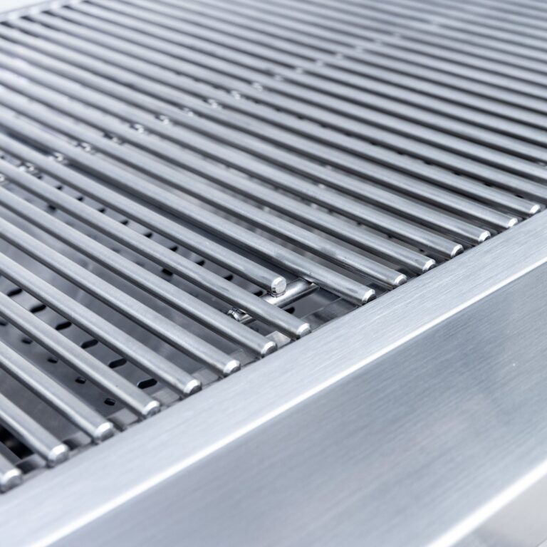 Summerset Sizzler 32-inch Built-In Natural Gas Grill – 4-Burner, 48,000 BTU, #443 Stainless Steel, Flame Thrower Ignition, Double-Lined Hood, 8mm Cooking Grates, Built-In Installation, Removable Drip Tray, Affordable Luxury BBQ Grill
