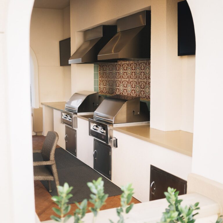 Summerset Resort 30-Inch Built-In Grill, 2 Cast Stainless Burners, 50,000 BTU, 304 Stainless Steel Construction, Fixed Valve Controls, Piezo Ignition, 541.38 sq in Cooking Area, Ideal for Commercial & Multi-Family Use