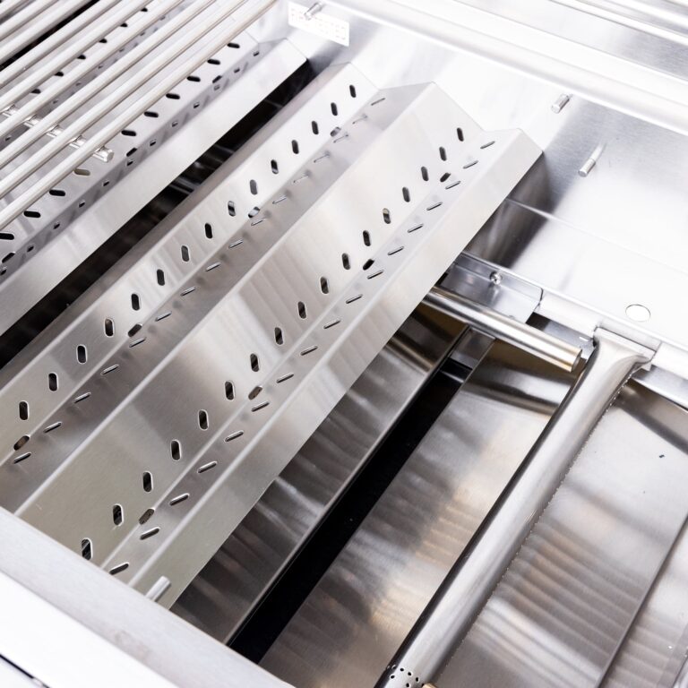 Summerset Sizzler 32-inch Built-In Natural Gas Grill – 4-Burner, 48,000 BTU, #443 Stainless Steel, Flame Thrower Ignition, Double-Lined Hood, 8mm Cooking Grates, Built-In Installation, Removable Drip Tray, Affordable Luxury BBQ Grill