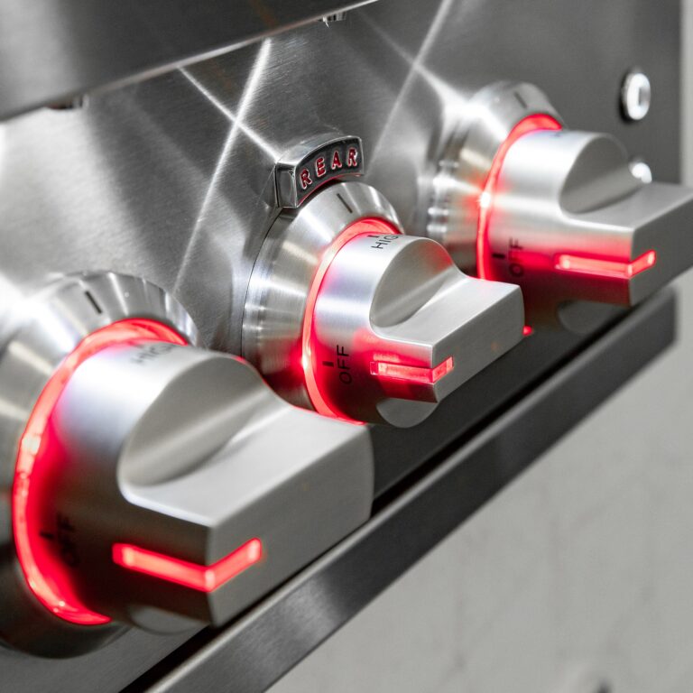 Summerset Sizzler Pro 32" Built-In Natural Gas Grill – 4-Burner, 75,000 BTU, Infrared Rear Burner, LED Knobs, Halogen Interior Lights, #304 Stainless Steel, Flame Thrower Ignition, Heavy-Duty 8mm Grates